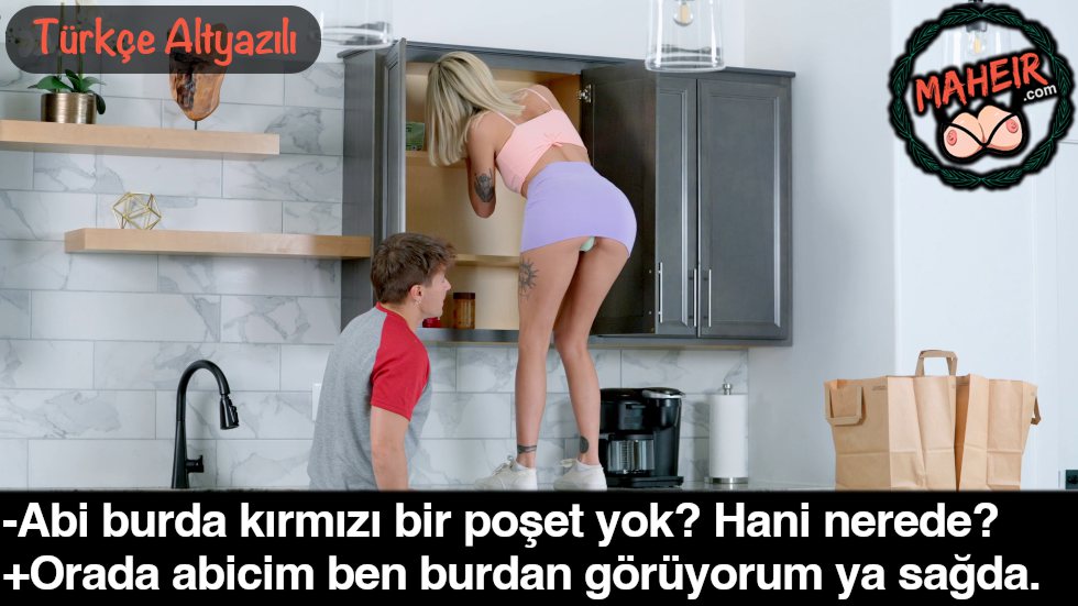 Tezgahın Üstüne Çıkan Kız Kardeşinin Etek Altına Bakıyor